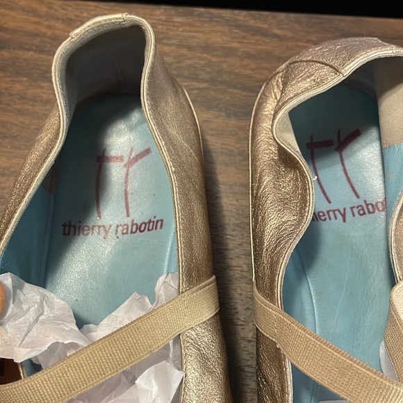 New w/o Tags Theirry Rabotin Metallic Gold Ballerina Flats - Picture 5 of 6